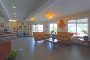 Posezení v ubytování Siletz Bay Beachfront Hotel by OYO Lincoln City