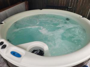 Ảnh trong thư viện ảnh của Cozy House with Garden & Hot Tub ở Jarnages