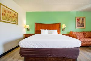 Postel nebo postele na pokoji v ubytování Tulsa Square Hotel Central, I-44 By OYO
