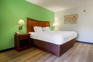 Postel nebo postele na pokoji v ubytování Tulsa Square Hotel Central, I-44 By OYO