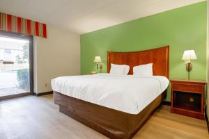 Postel nebo postele na pokoji v ubytování Tulsa Square Hotel Central, I-44 By OYO