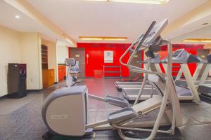 Fitness centrum a/nebo fitness zařízení v ubytování Tulsa Square Hotel Central, I-44 By OYO