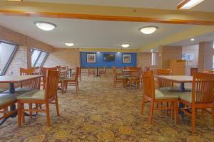 Restaurace v ubytování Tulsa Square Hotel Central, I-44 By OYO