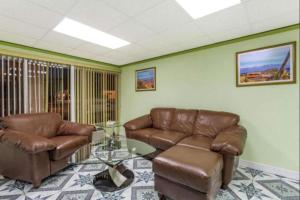 Ruang duduk di Ashland Studio Inn Richmond North near Kings Dominion -Listing Partner