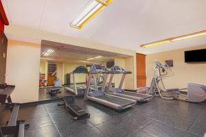 Fitness centrum a/nebo fitness zařízení v ubytování Tulsa Square Hotel Central, I-44 By OYO