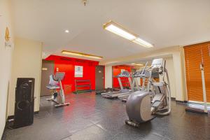 Fitness centrum a/nebo fitness zařízení v ubytování Tulsa Square Hotel Central, I-44 By OYO