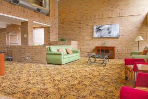 Posezení v ubytování Tulsa Square Hotel Central, I-44 By OYO