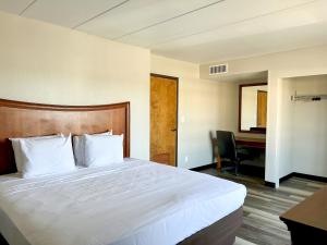 Postel nebo postele na pokoji v ubytování Tulsa Square Hotel Central, I-44 By OYO