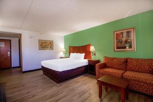 Postel nebo postele na pokoji v ubytování Tulsa Square Hotel Central, I-44 By OYO