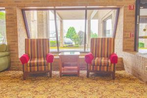 Posezení v ubytování Tulsa Square Hotel Central, I-44 By OYO