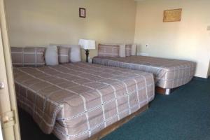 a hotel room with two beds and a lamp at Love Hotels Murdo by OYO on Interstate 90 in Murdo