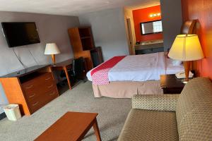 Postel nebo postele na pokoji v ubytování OYO Hotel Jefferson TX Hwy 59