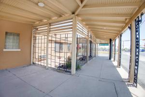 un edificio vacío con una pasarela cubierta en Sands Motel By OYO El Paso near Airport, en El Paso