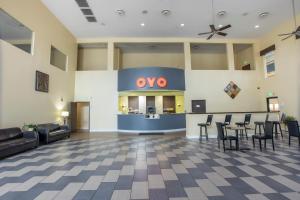 A seating area at OYO Hotel Knoxville TN Cedar Bluff I-40