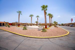 un círculo amarillo en una calle con palmeras en Sands Motel By OYO El Paso near Airport, en El Paso 50 fotos más