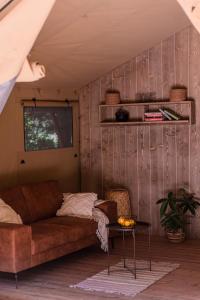 Wolny Las Glamping na Mazurach的休息区