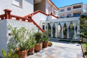 budynek z doniczkami przed nim w obiekcie Villa Piana w mieście Castelsardo +37 zdjęć