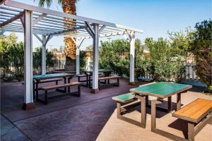 Stolní tenis v ubytování Hotel Europa Ridgecrest nebo okolí