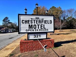 un cartel para un motel Chesterfield abierto en Chesterfield Hotel by OYO Hwy 9, en Chesterfield