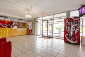una stanza con un distributore di bibite di fronte a un negozio di Americas Best Value Inn Rockford a Rockford