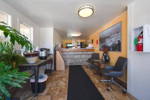 a lobby with a bar with chairs and a counter at Budget Inn Gladstone By OYO - Portland Clackamas in Gladstone