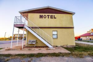 a motel sign on the side of a building at Crossroads Motel Seiling US 60 in Seiling