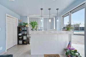 cocina con encimera blanca y ventanas grandes en OYO Hotel Rockport- Bay View, en Rockport 68 fotos más