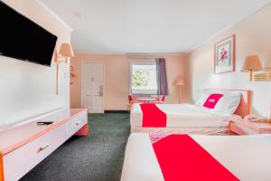 Postel nebo postele na pokoji v ubytování OYO Hotel Durham West Hills