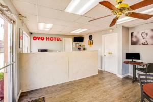TV a/nebo společenská místnost v ubytování OYO Hotel Texarkana North Heights AR Hwy I-30