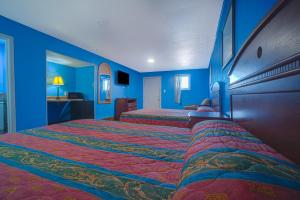 Postel nebo postele na pokoji v ubytování Monterrey Motel Padre Island, Corpus Christi BY OYO