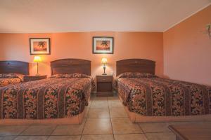 Postel nebo postele na pokoji v ubytování Monterrey Motel Padre Island, Corpus Christi BY OYO