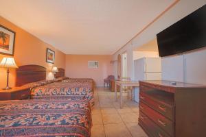 Postel nebo postele na pokoji v ubytování Monterrey Motel Padre Island, Corpus Christi BY OYO