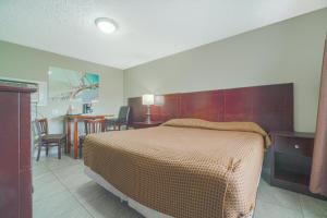Postel nebo postele na pokoji v ubytování Texana Inn Edna By OYO