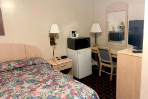 TV a/nebo společenská místnost v ubytování OYO Hotel Starlite Seneca Falls