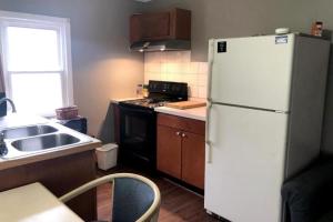 Kuchyň nebo kuchyňský kout v ubytování OYO Hotel Starlite Seneca Falls