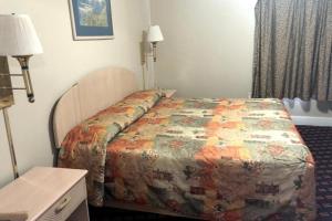 Postel nebo postele na pokoji v ubytování OYO Hotel Starlite Seneca Falls