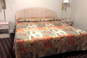 Postel nebo postele na pokoji v ubytování OYO Hotel Starlite Seneca Falls