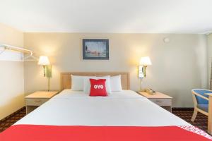 Postel nebo postele na pokoji v ubytování OYO Hotel Starlite Seneca Falls