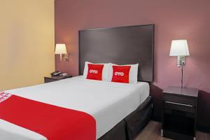 Postel nebo postele na pokoji v ubytování OYO Hotel McAllen Airport South