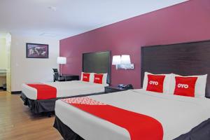 Postel nebo postele na pokoji v ubytování OYO Hotel McAllen Airport South
