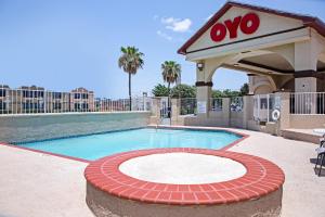 Bazén v ubytování OYO Hotel McAllen Airport South nebo v jeho okolí