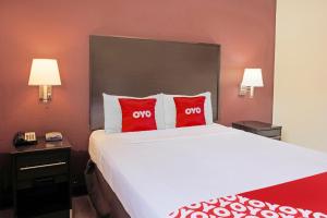 Postel nebo postele na pokoji v ubytování OYO Hotel McAllen Airport South