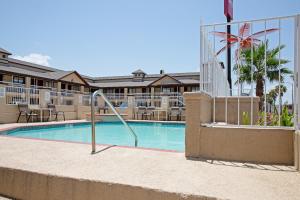 Bazén v ubytování OYO Hotel McAllen Airport South nebo v jeho okolí
