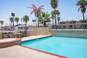 Bazén v ubytování OYO Hotel McAllen Airport South nebo v jeho okolí