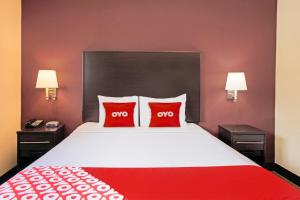 Postel nebo postele na pokoji v ubytování OYO Hotel McAllen Airport South