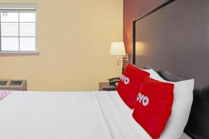 Postel nebo postele na pokoji v ubytování OYO Hotel McAllen Airport South
