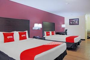 Postel nebo postele na pokoji v ubytování OYO Hotel McAllen Airport South