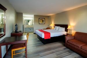 Ένα ή περισσότερα κρεβάτια σε δωμάτιο στο Cypress Inn & Suites Washington by OYO