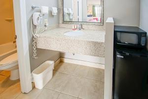 Ένα μπάνιο στο Cypress Inn & Suites Washington by OYO