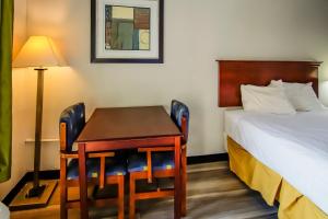 Ένα ή περισσότερα κρεβάτια σε δωμάτιο στο Cypress Inn & Suites Washington by OYO